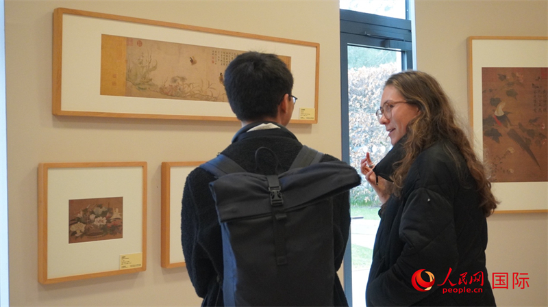 劍橋大學學者參觀宋畫特展。人民網(wǎng) 徐量攝