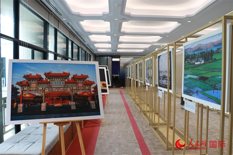 “遇見”攝影展現(xiàn)場。朱瀟逸攝