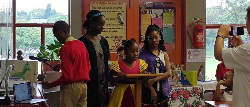 南非學(xué)生介紹南非。