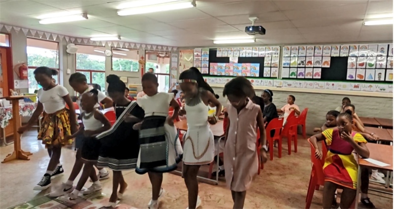 南非學(xué)生表演非洲歌舞，