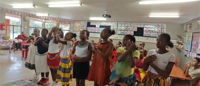 南非學(xué)生展示民族服飾，合唱《聽(tīng)我說(shuō)謝謝你》。