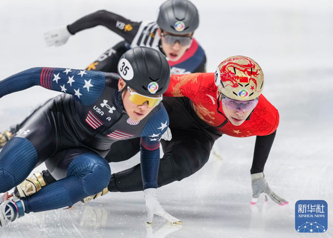 中國隊選手劉少昂（右）在比賽中。新華社記者 孫非 攝