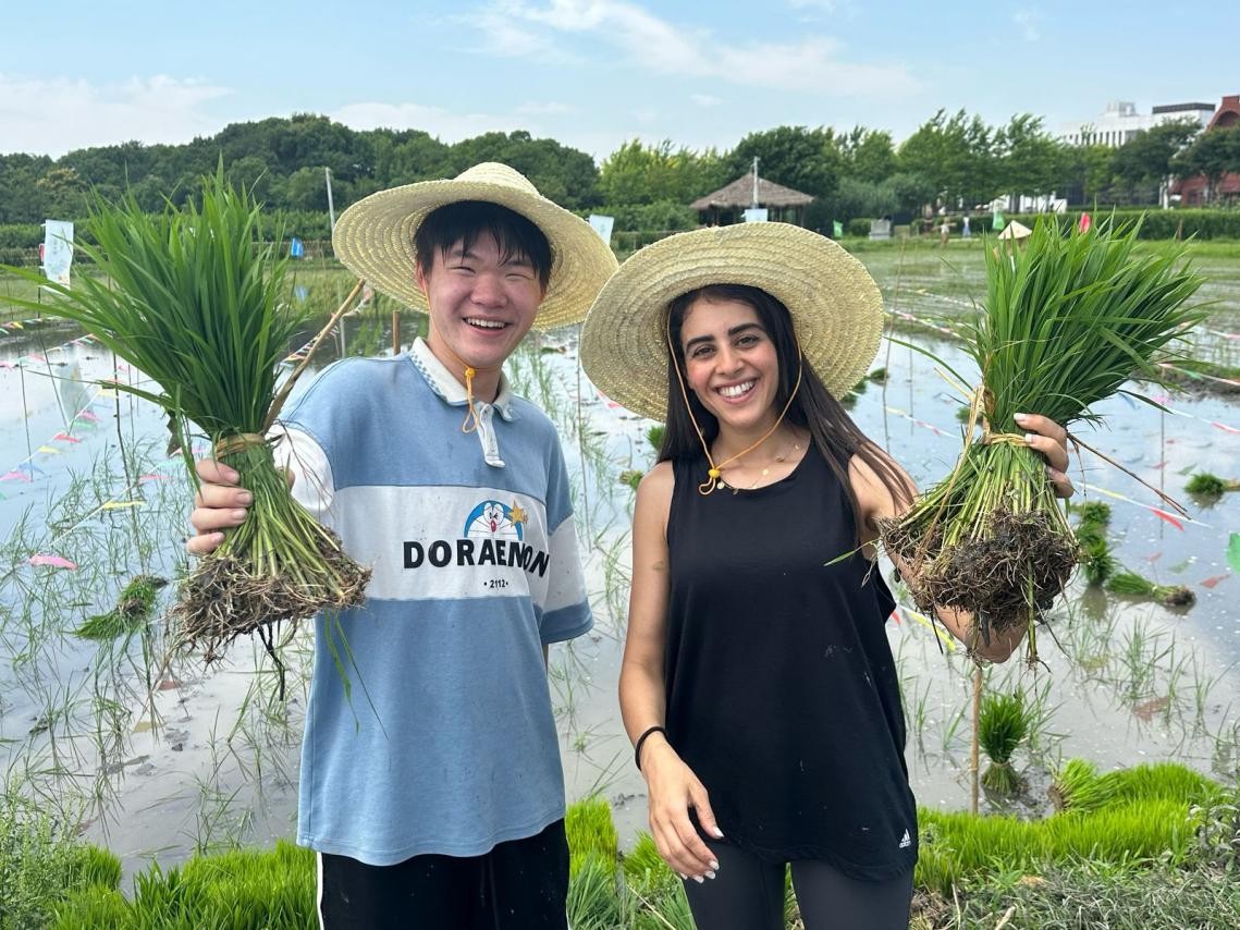 卡友琪在插秧。受訪者供圖