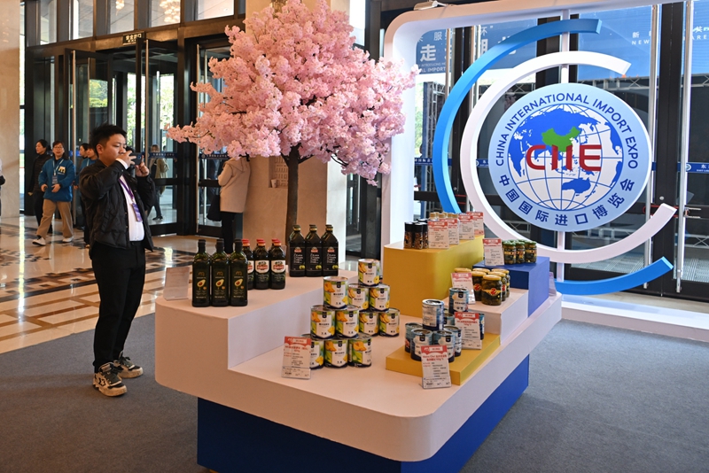 參會嘉賓在“進(jìn)博會走進(jìn)湖北”活動主題推介會展區(qū)拍攝。人民網(wǎng)記者 翁奇羽攝