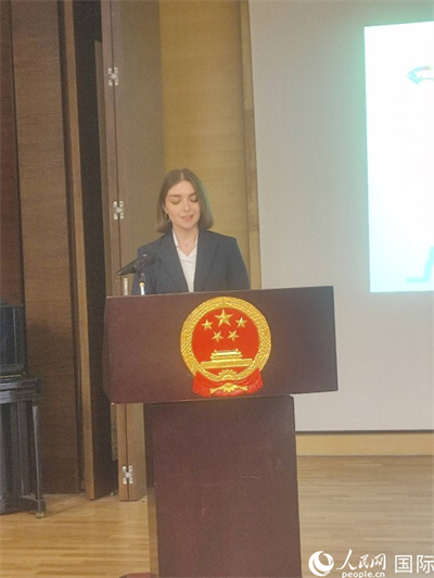 意方學(xué)生代表白綺花發(fā)言。人民網(wǎng)記者 鄭彬攝