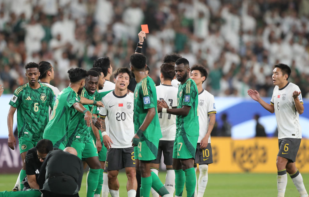 3月20日，主裁判向中國隊球員林良銘出示紅牌。新華社記者 王東震 攝