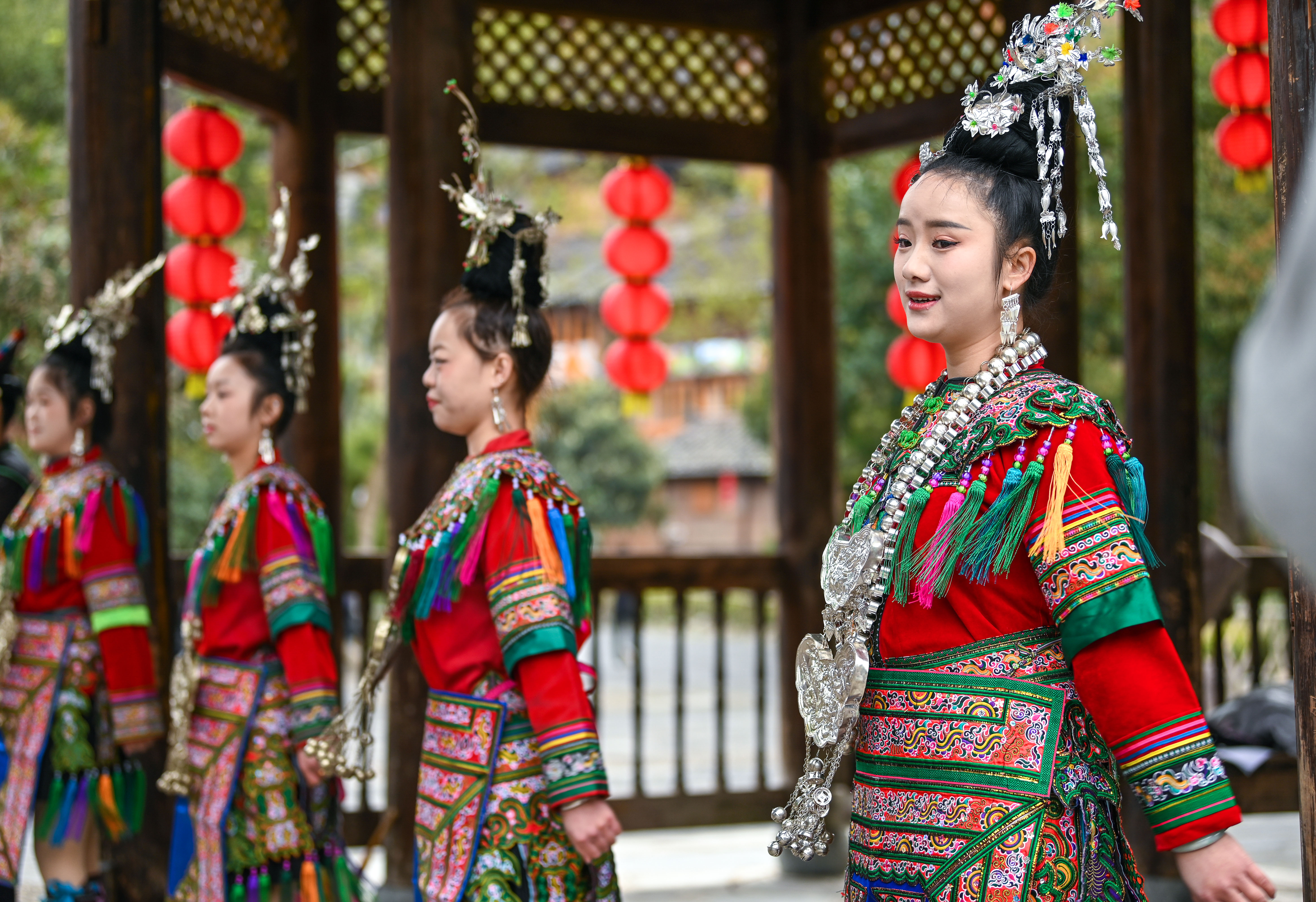  2025年3月18日，侗族群眾在貴州省黎平縣肇興侗寨給游客演唱侗族大歌。