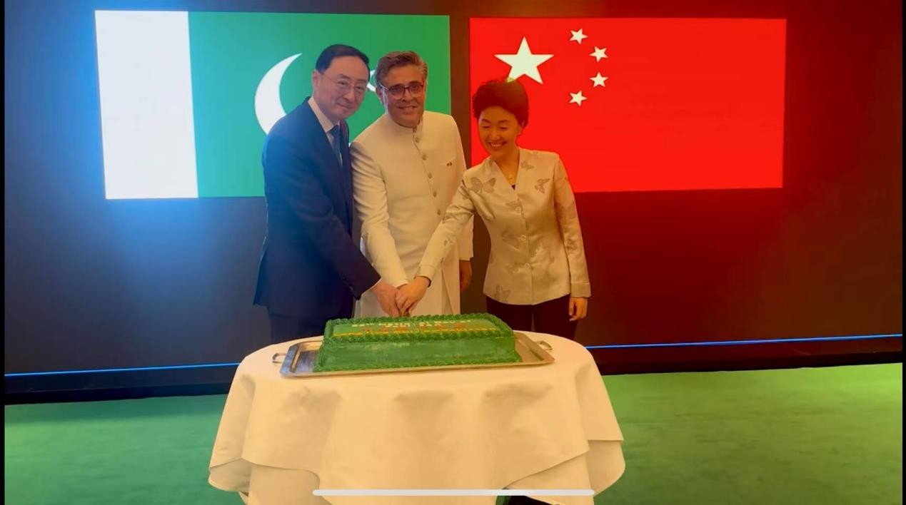 外交部副部長(zhǎng)孫衛(wèi)東（左）、巴基斯坦駐華大使卡里爾·哈什米（中）、中聯(lián)部副部長(zhǎng)孫海燕（右）共切蛋糕。巴基斯坦駐華大使館供圖