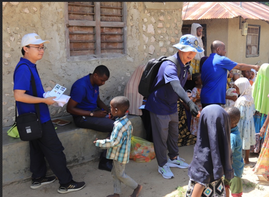 專家組向村民發(fā)放健康教育手冊(cè)和健康教育用品。專家組供圖