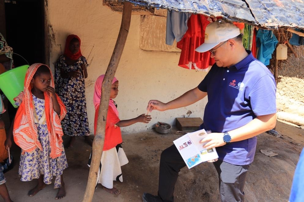 專家組向村民發(fā)放健康教育手冊(cè)和健康教育用品。專家組供圖