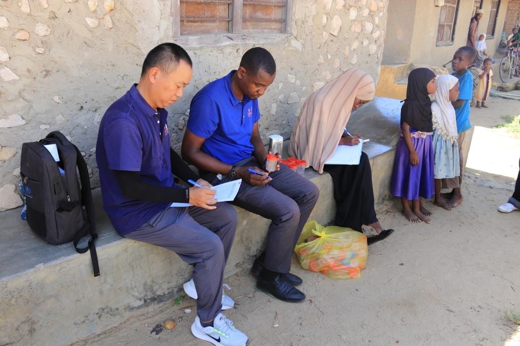 專家組指導(dǎo)非方疾控人員開(kāi)展疾病篩查工作。專家組供圖