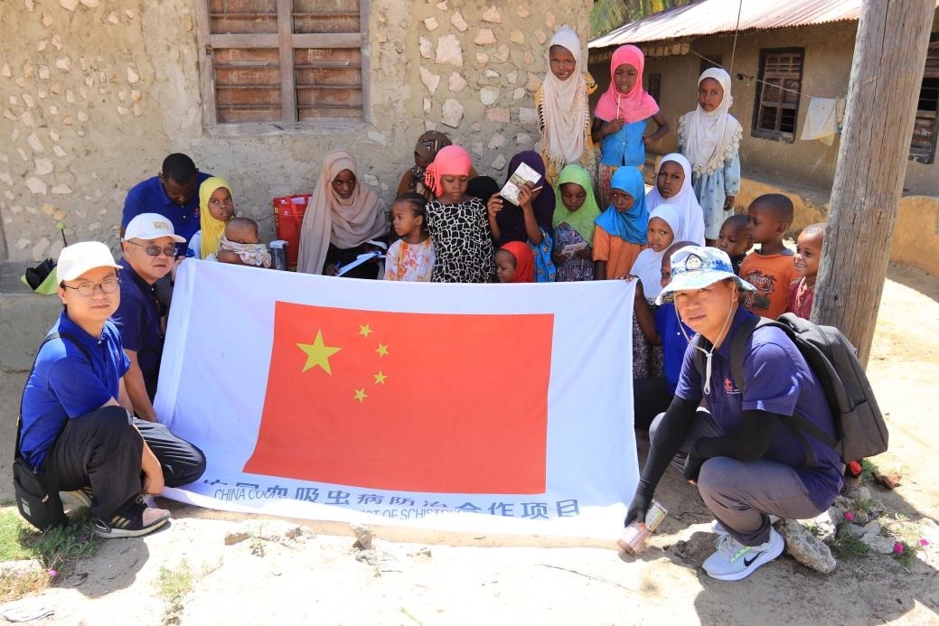 專家組與當(dāng)?shù)卮迕窈嫌?。專家組供圖