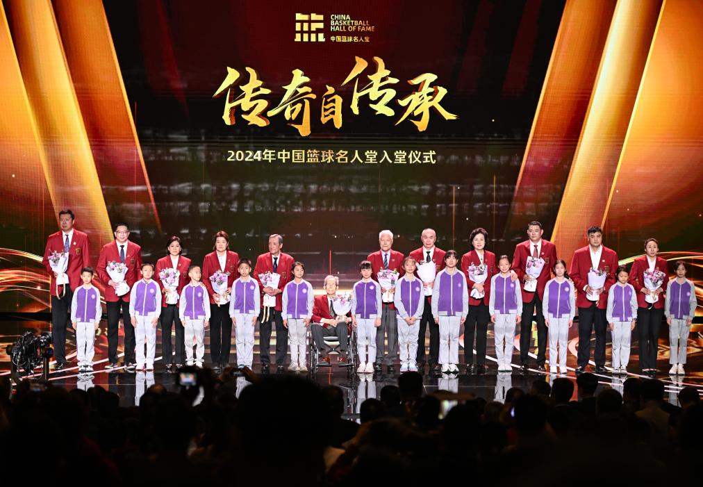 3月23日，在場的各屆中國籃球名人堂入堂人物在入堂儀式上合影留念。新華社記者 陳鐘昊 攝