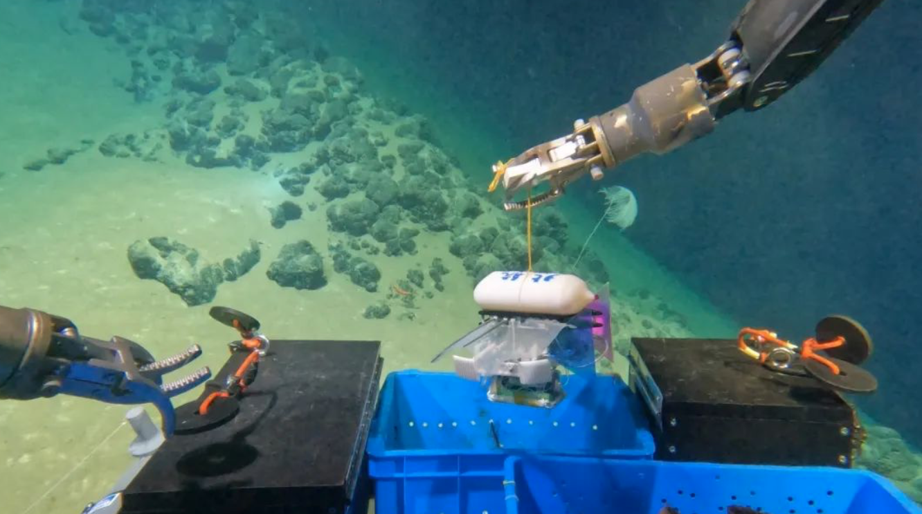 北航深海小型機(jī)器人在深海測(cè)試。校方供圖