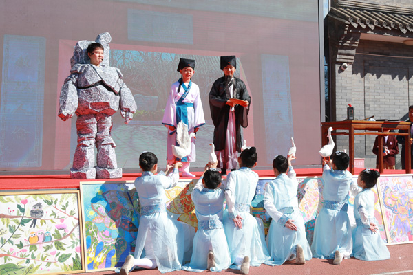 展覽開幕式上，府學(xué)學(xué)子上演情景劇《鵝池》。府學(xué)胡同小學(xué)供圖