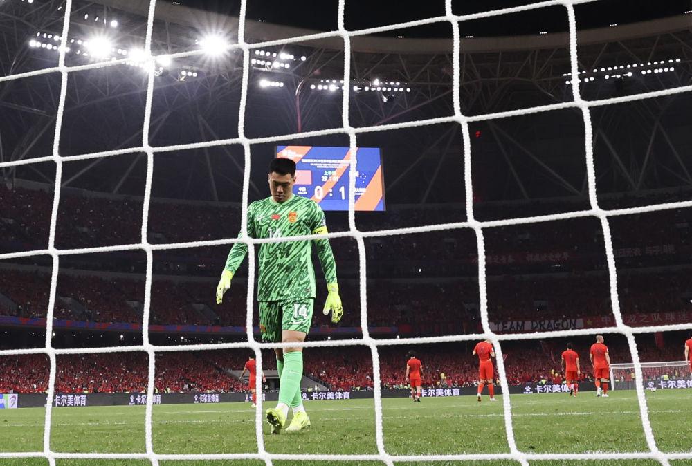 3月25日，中國隊守門員王大雷在球隊丟球后。新華社記者 曹燦 攝