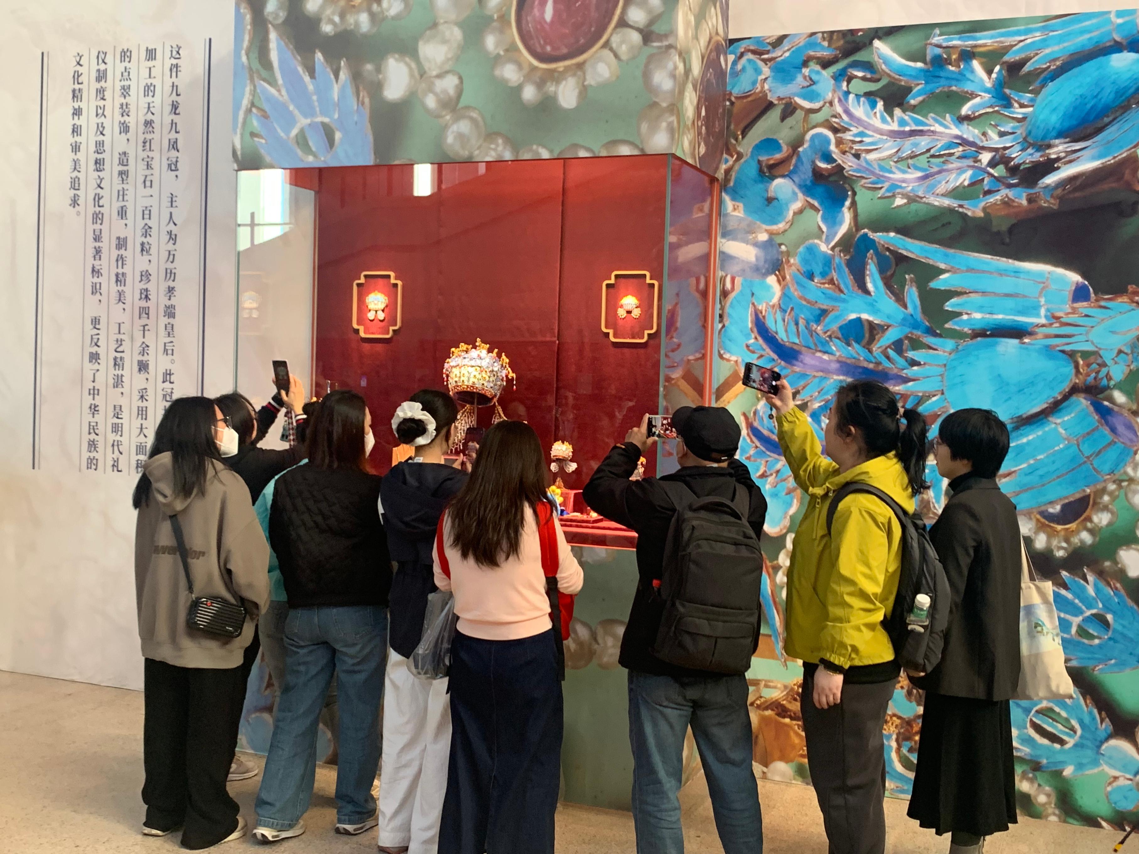 觀眾參觀國(guó)博鳳冠系列文創(chuàng)產(chǎn)品。人民網(wǎng)記者 劉穎穎攝