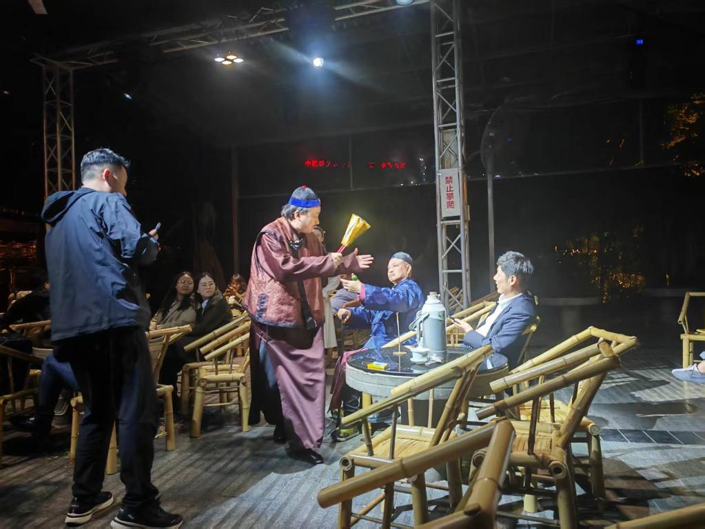 3月24日，《鶴鳴傳奇》在四川省成都市人民公園鶴鳴茶社演出。新華社記者 張海磊 攝