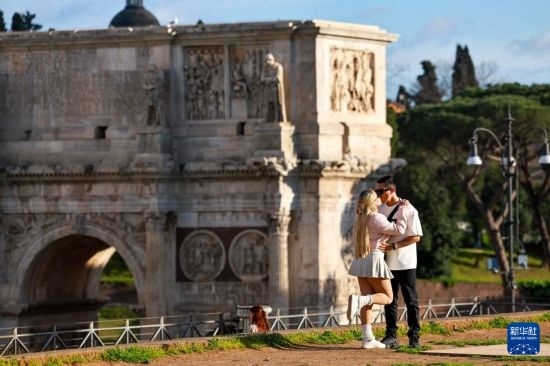 3月25日，在意大利羅馬，情侶在君士坦丁凱旋門前留影。新華社記者 李京 攝