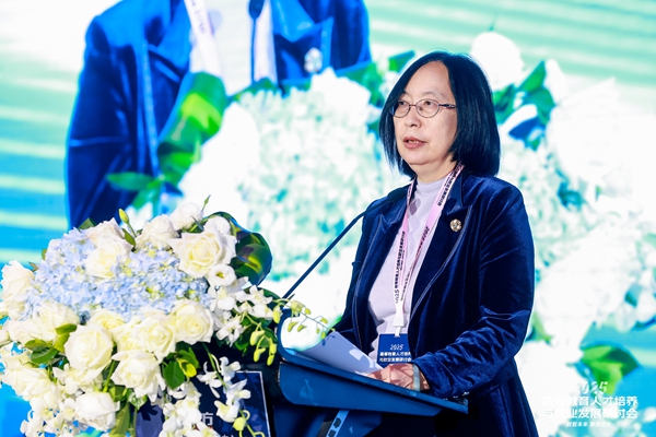 中國(guó)高等教育學(xué)會(huì)學(xué)術(shù)咨詢(xún)發(fā)展委員會(huì)委員、中國(guó)高等教育學(xué)會(huì)原副秘書(shū)長(zhǎng)、《中國(guó)高教研究》主編王小梅。