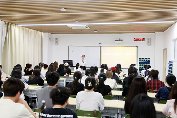 深圳職業(yè)技術(shù)大學(xué)黨委副書記、校長(zhǎng)許建領(lǐng)為學(xué)生授課。學(xué)校供圖