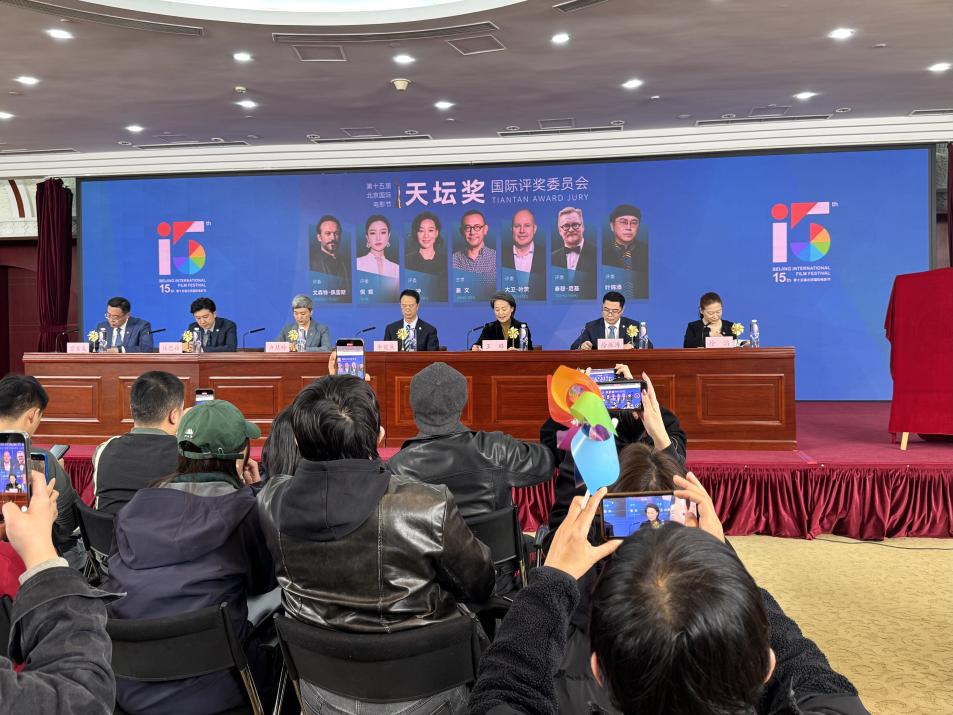 發(fā)布會(huì)現(xiàn)場(chǎng)公布本屆天壇獎(jiǎng)國際評(píng)委會(huì)陣容。人民網(wǎng)記者 劉微攝