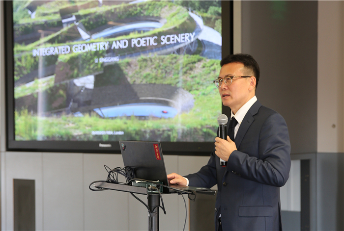 李興鋼院士做題為《勝景幾何》的主旨報告?；顒又鬓k方供圖