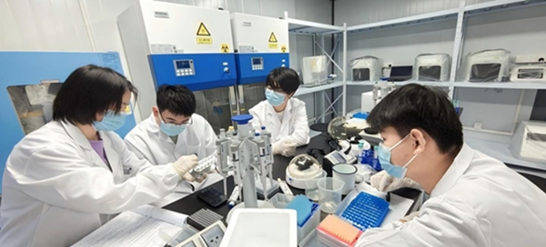 “個(gè)體基因解密實(shí)驗(yàn)”預(yù)實(shí)驗(yàn)課堂。東華大學(xué)供圖