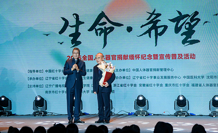 中國(guó)紅十字會(huì)副會(huì)長(zhǎng)白巖松在現(xiàn)場(chǎng)采訪“人民英雄”張定宇教授。主辦方供圖