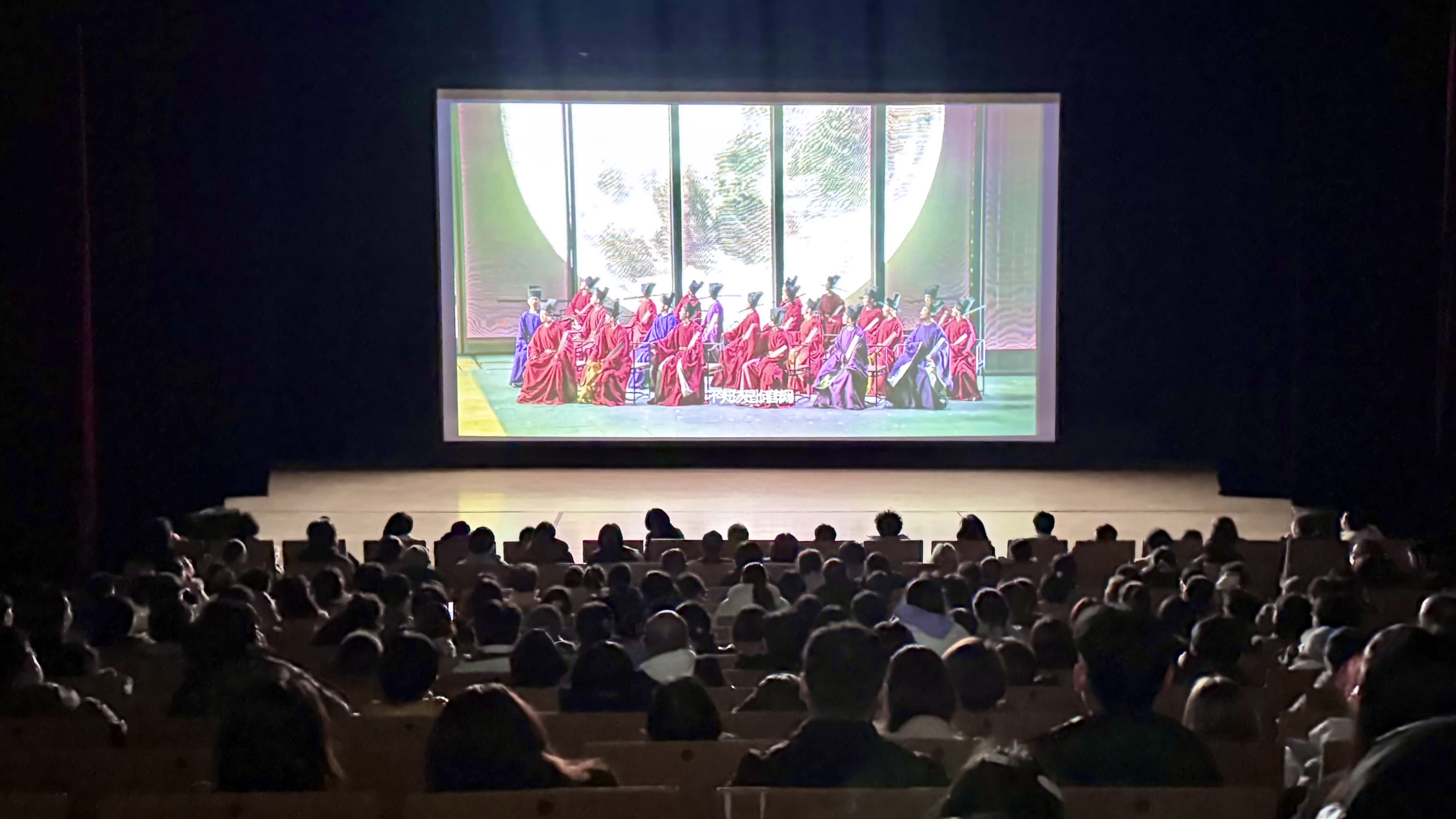 觀眾在哈爾濱大劇院欣賞《蘇堤春曉》。國話供圖