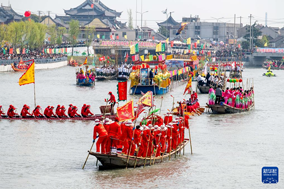 ?4月4日，選手在參加茅山會(huì)船盛會(huì) 。?新華社發(fā)（楊玉崗 攝）