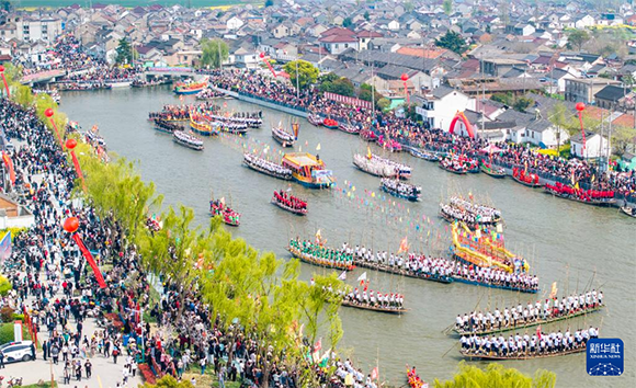 4月4日，選手在參加茅山會(huì)船盛會(huì)（無(wú)人機(jī)照片）。?新華社發(fā)（周社根 攝）