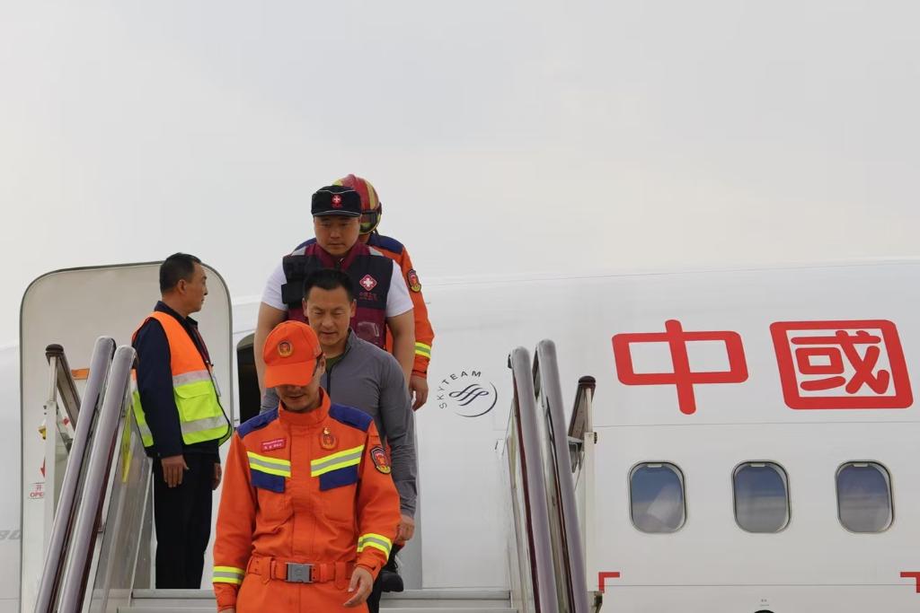 4月6日，在云南省昆明長(zhǎng)水機(jī)場(chǎng)，中國(guó)云南救援醫(yī)療隊(duì)抵達(dá)昆明。新華社記者 高詠薇 攝
