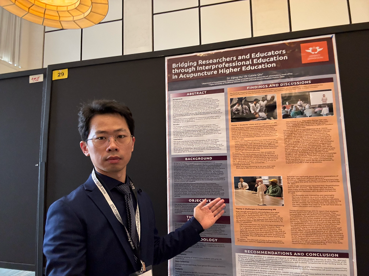 胡紫景醫(yī)生在國際針灸學術會議中。約翰內斯堡大學供圖