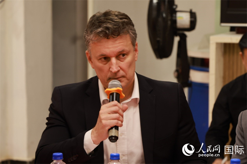 巴西中國友好協(xié)會主席恩里克·達諾布雷加在座談會上致辭。人民網(wǎng)記者 陳海琪攝