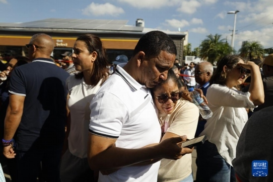  4月8日，人們聚集在多米尼加首都圣多明各的夜總會(huì)屋頂坍塌事故現(xiàn)場(chǎng)附近。新華社發(fā)