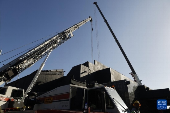  4月8日，救援人員在多米尼加首都圣多明各的夜總會(huì)屋頂坍塌事故現(xiàn)場(chǎng)工作。新華社發(fā)