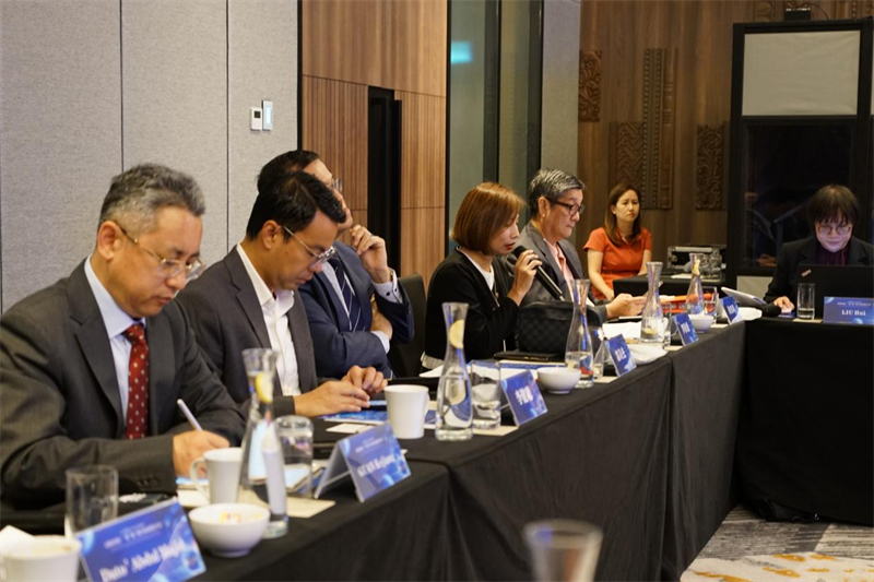 《南洋商報(bào)》總編輯羅依薇（左四）進(jìn)行致辭。林俊揚(yáng)攝