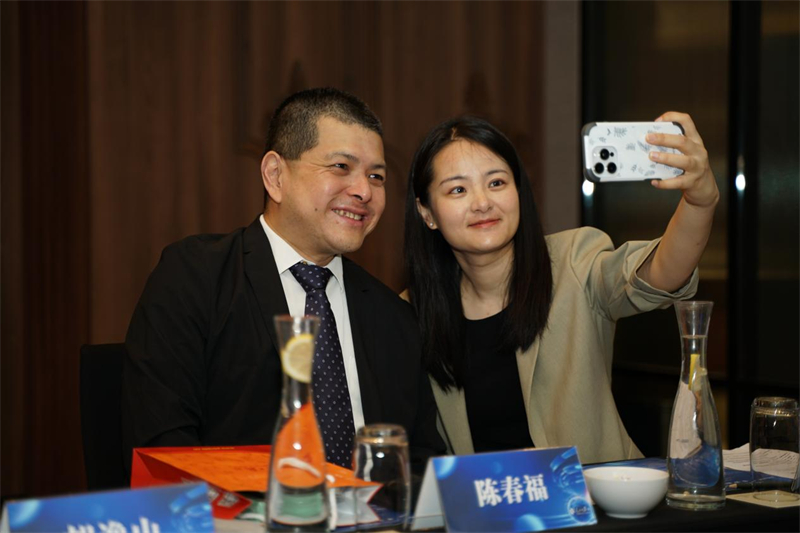 分享會(huì)上，中方記者同與會(huì)代表合影留念。林俊揚(yáng)攝