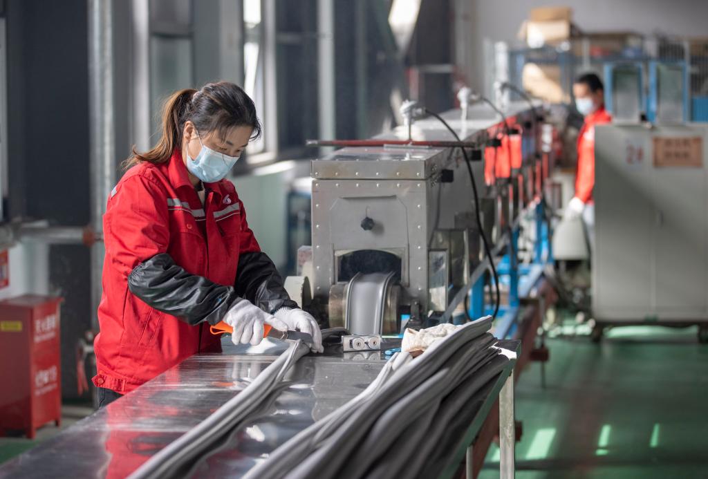 3月27日，在位于寧夏賀蘭工業(yè)園區(qū)的湯姆森電氣有限公司生產(chǎn)車間內(nèi)，工作人員制作硅膠絕緣護(hù)套。新華社記者 楊植森 攝