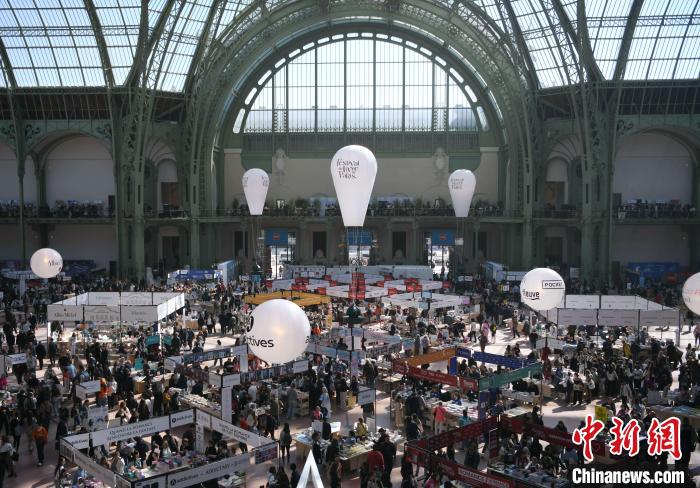 當?shù)貢r間4月11日，2025年巴黎圖書節(jié)在巴黎大皇宮揭幕。圖為巴黎大皇宮的圖書節(jié)現(xiàn)場。中新社記者 李洋 攝