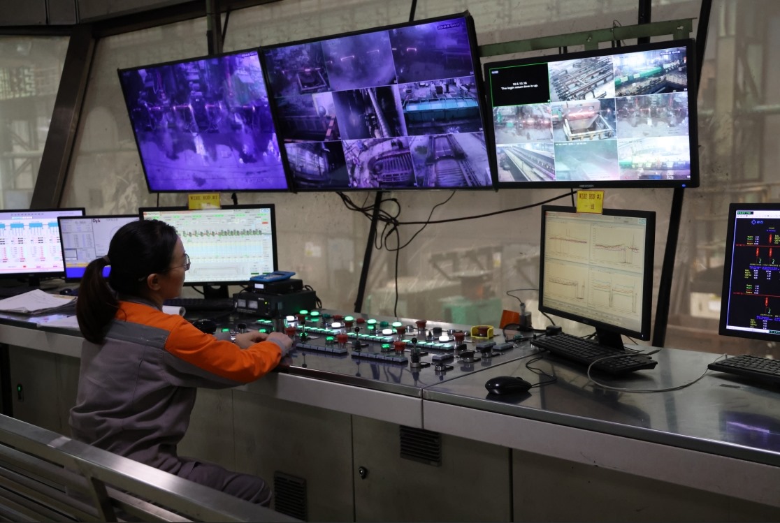 工作人員在馬中關(guān)丹產(chǎn)業(yè)園內(nèi)的聯(lián)合鋼鐵生產(chǎn)車間內(nèi)工作。（人民日?qǐng)?bào)記者楊一 攝）