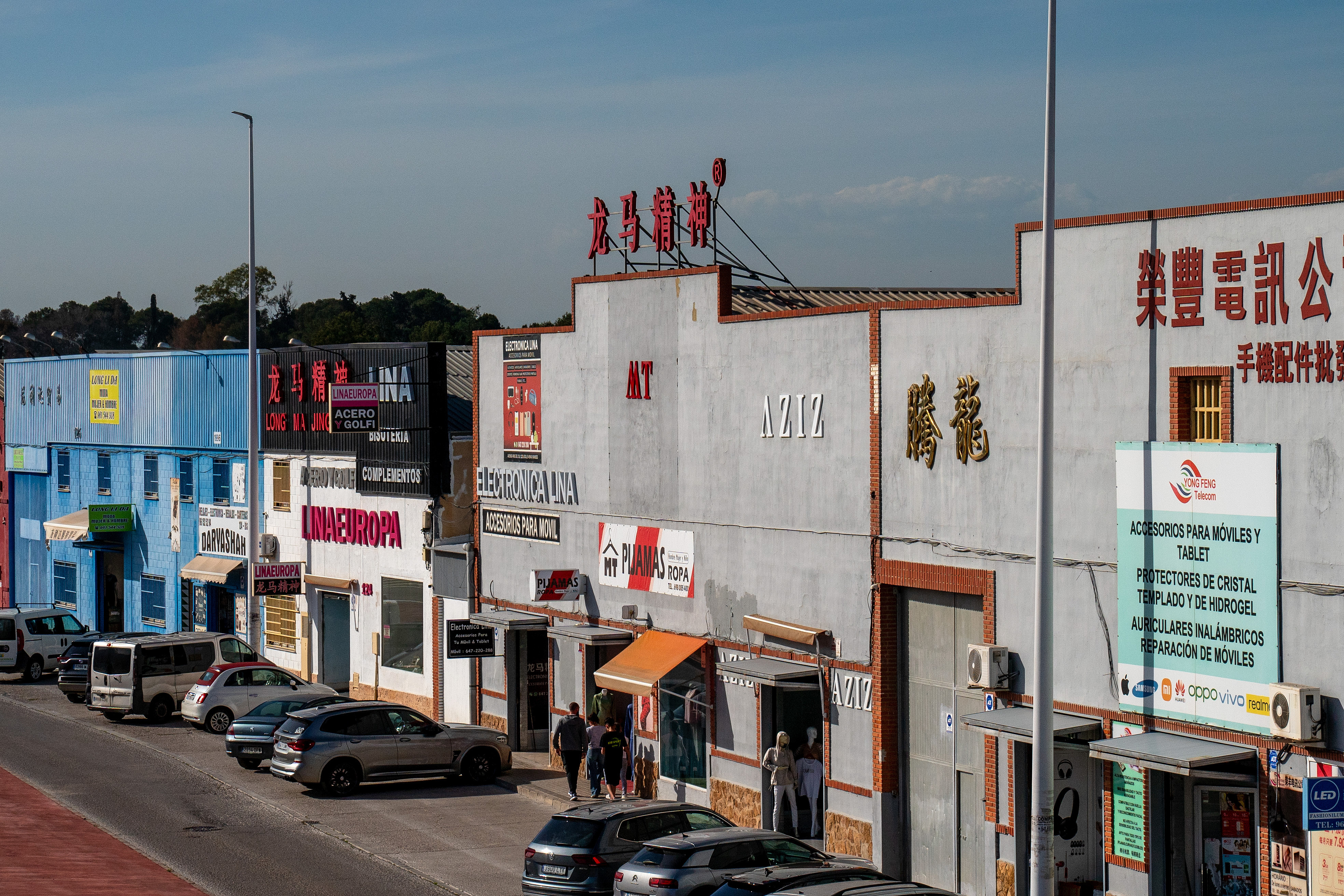 當(dāng)?shù)貢r(shí)間2025年4月10日，西班牙瓦倫西亞國(guó)際機(jī)場(chǎng)附近的中資批發(fā)零售商店。