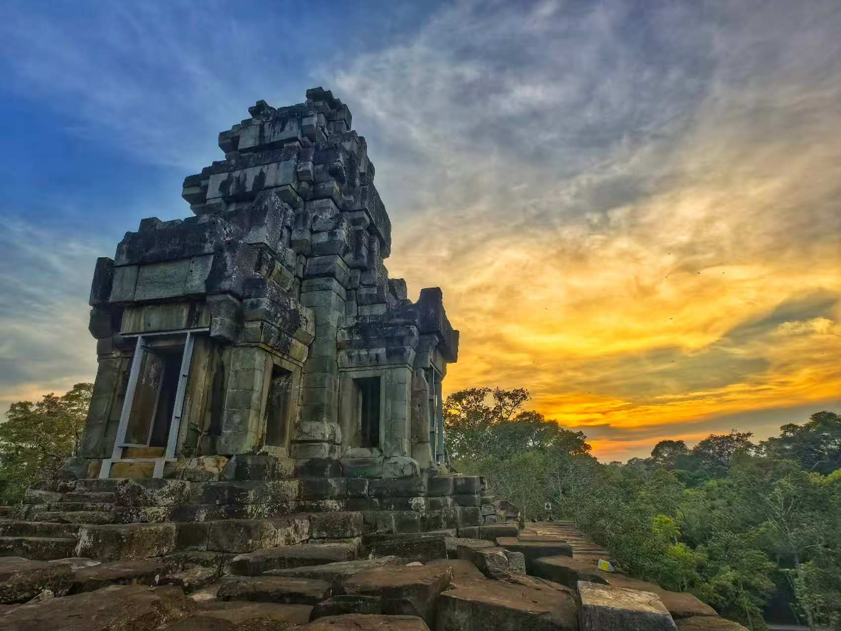由中國(guó)專家修復(fù)的茶膠寺最高處的砂巖塔。（人民日?qǐng)?bào)記者強(qiáng)薇 攝）