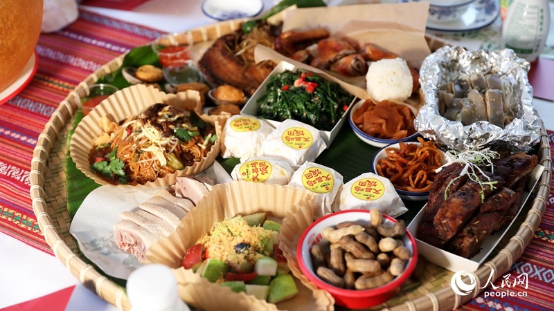 長桌宴上擺滿了海南特色佳肴。人民網(wǎng)記者 符武平攝