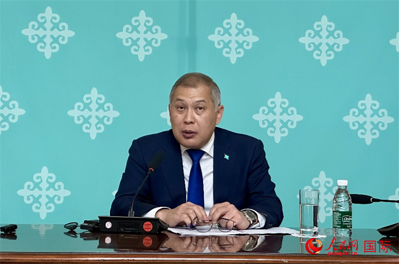 哈薩克斯坦駐華大使沙赫拉特·努雷舍夫在哈駐華大使館舉辦新聞發(fā)布會。人民網(wǎng)阿爾達克 攝