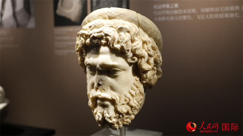阿斯克勒庇俄斯大理石頭像。4月14日，來(lái)自希臘伊拉克利翁考古博物館的文物在故宮博物院展出。（人民網(wǎng) 張澤宇攝）