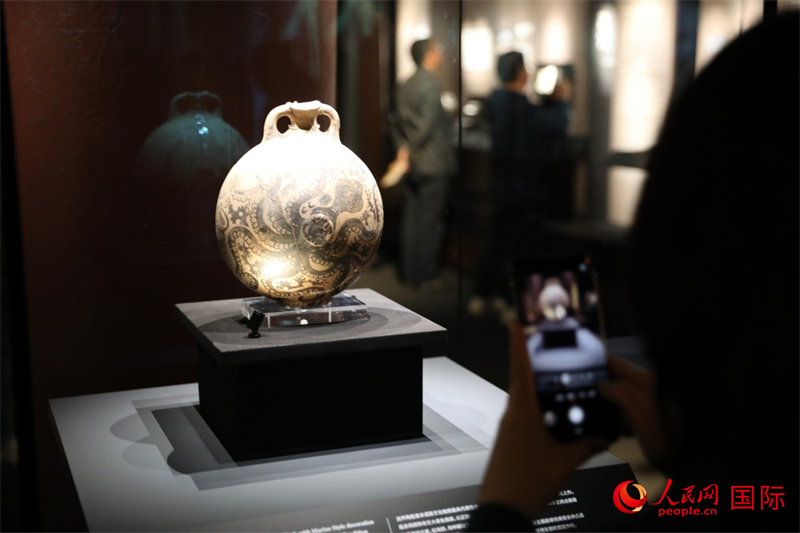 參觀者在拍攝。4月14日，來(lái)自希臘伊拉克利翁考古博物館的文物在故宮博物院展出。（人民網(wǎng) 張澤宇攝）