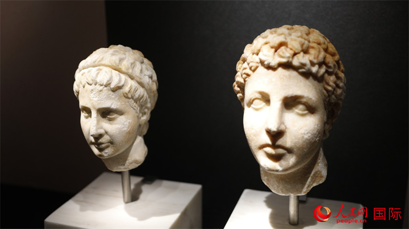 兄弟大理石頭像。4月14日，來(lái)自希臘伊拉克利翁考古博物館的文物在故宮博物院展出。（人民網(wǎng) 張澤宇攝）