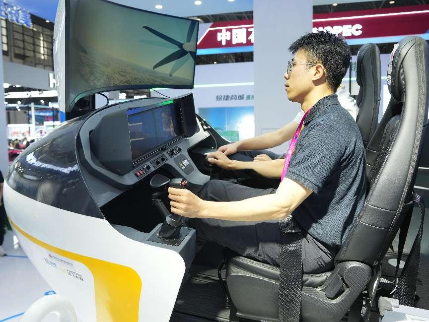 記者體驗(yàn)低空經(jīng)濟(jì)的應(yīng)用消費(fèi)場(chǎng)景。人民網(wǎng)記者 張力洋攝